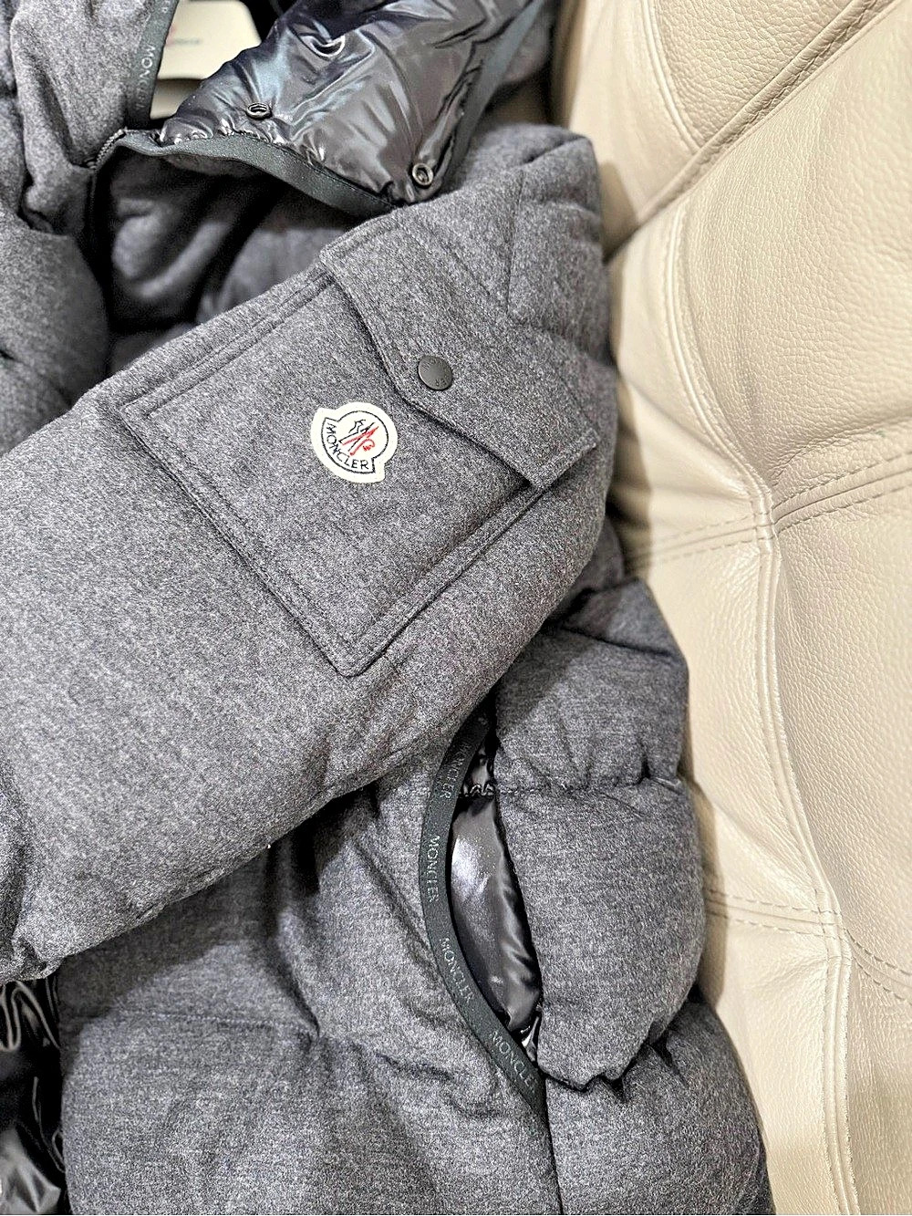 Moncler Neuvic Down Jacket Grey Virgin Wool Puffer Hooded Coat NWOT - Picture 3 of 8